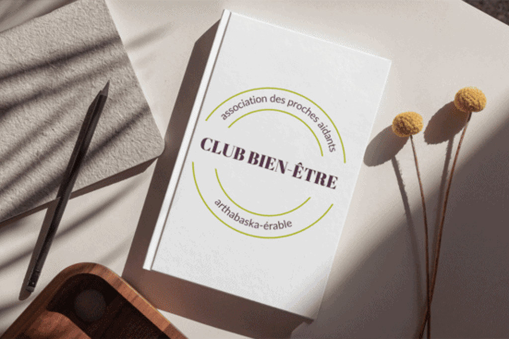 Livre blanc déposé sur une table au logo du Club bien-être