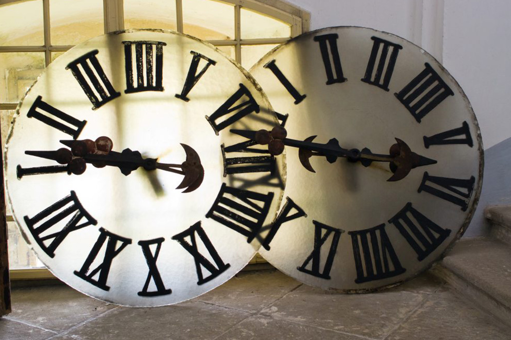 Deux horloges posées sur une table