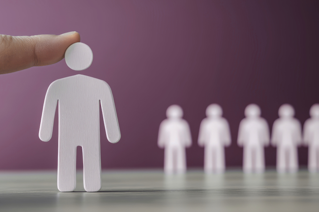 un index touche une figurine en avant-plan