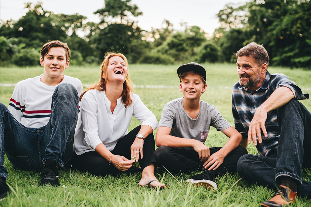 Famille heureuse qui profite de l'extérieur