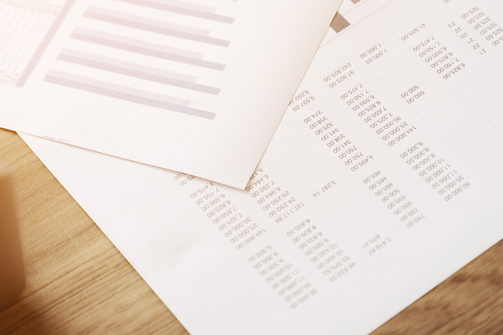 Documents officiels sur une table en bois