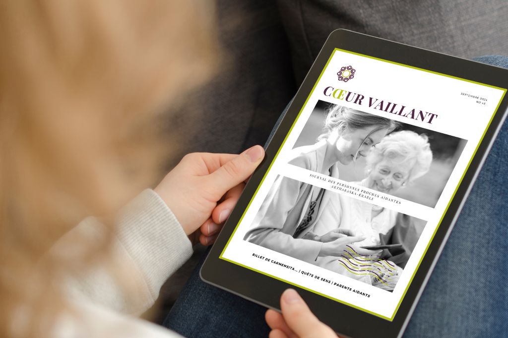 Une proche aidante consulte le journal Coeur vaillant de l'Association des proches aidants Arthabaska–Érable, Cœur vaillant, sur sa tablette