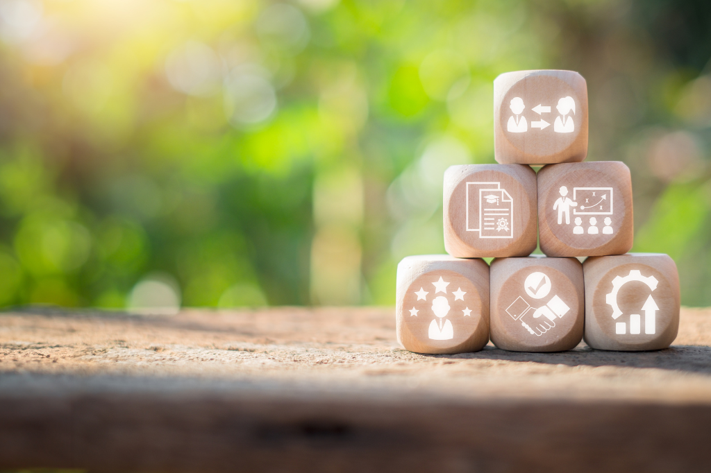 Une pile de petits cubes en bois illustrant différentes ressources pour les proches aidants
